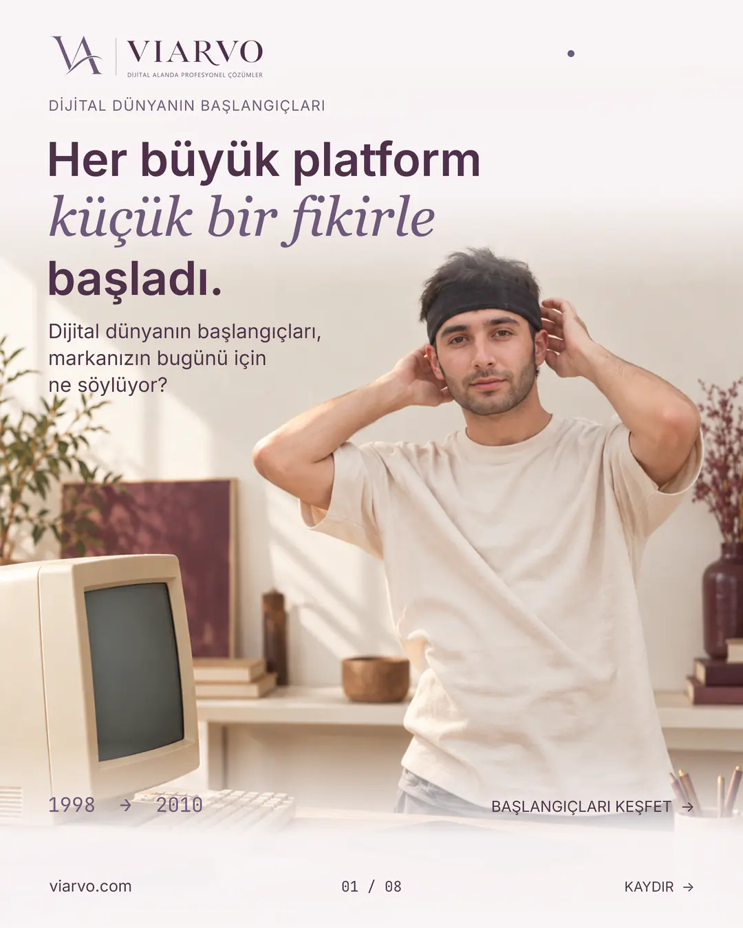 Ömer Bostancı portresi, eski bir CRT bilgisayar ve modern tabletle birlikte krem tonlu temsili stüdyo sahnesinde.