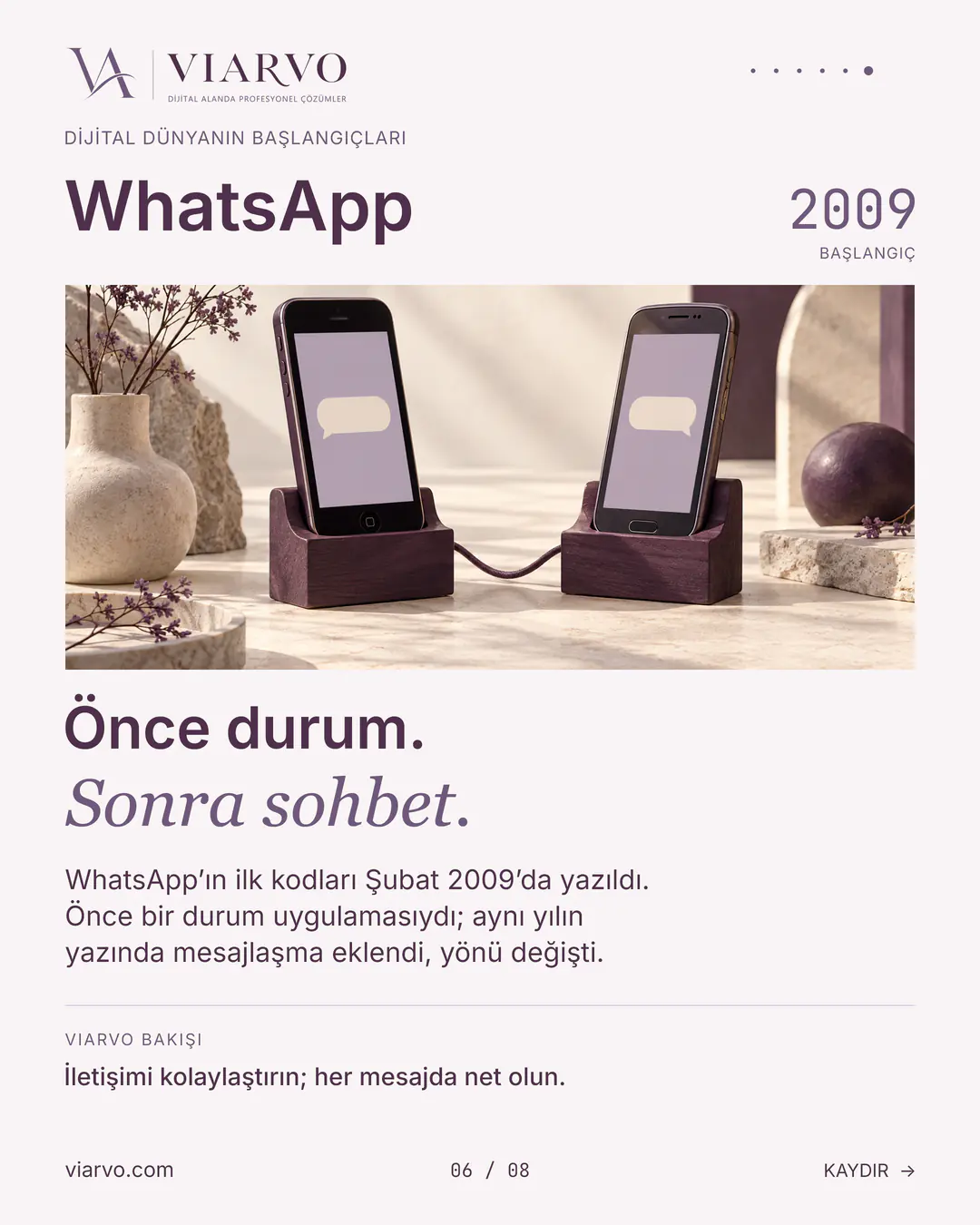 WhatsApp ve dijital sohbetin başlangıcını iki eski akıllı telefonla anlatan temsili sahne.