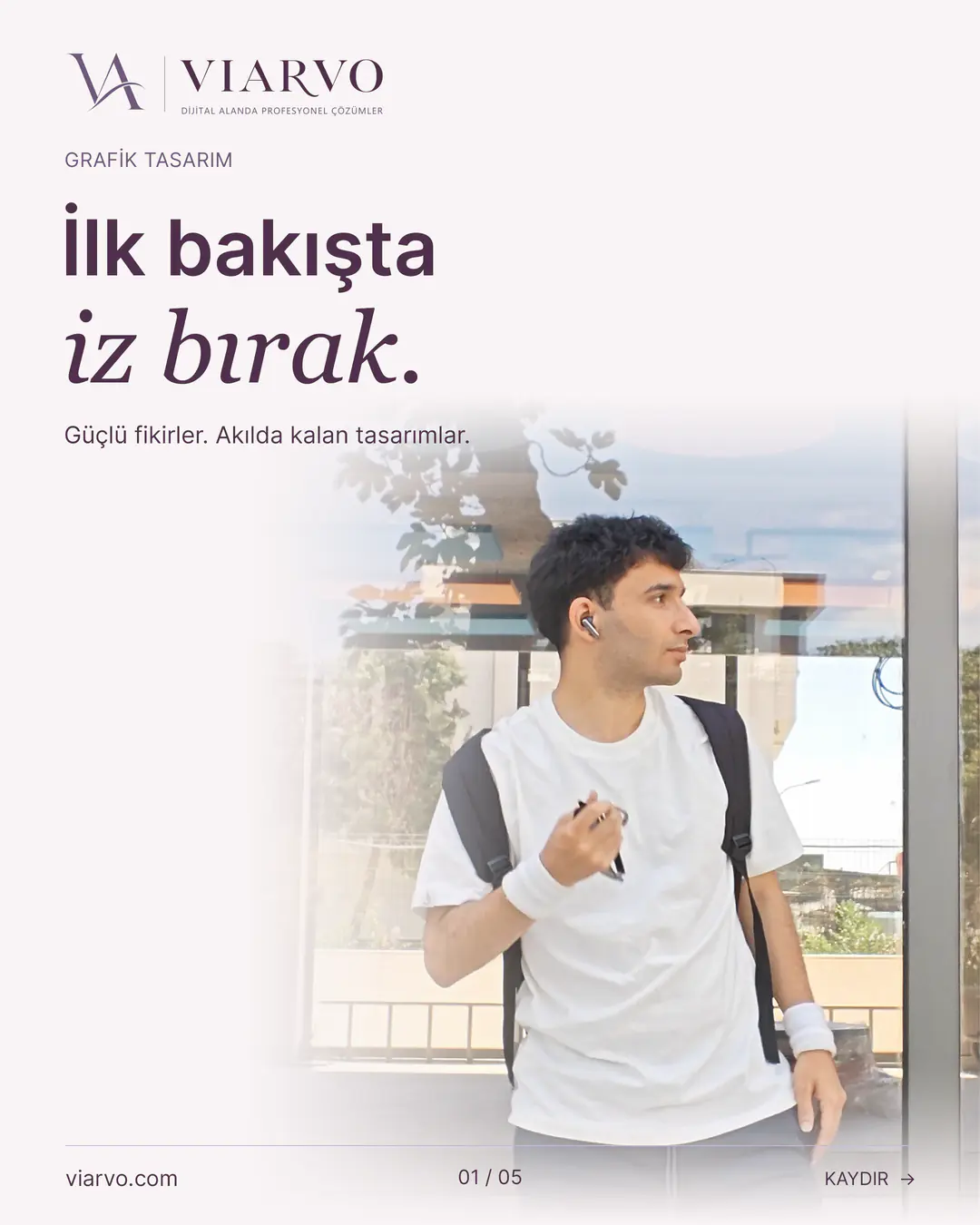 Krem ve mürdüm renklerde VIARVO kapağı. Cam cephenin önünde ayakta duran kullanıcıya ait gerçek portreye özgün VIARVO logosu ve “İlk bakışta iz bırak.” başlığı eşlik ediyor.