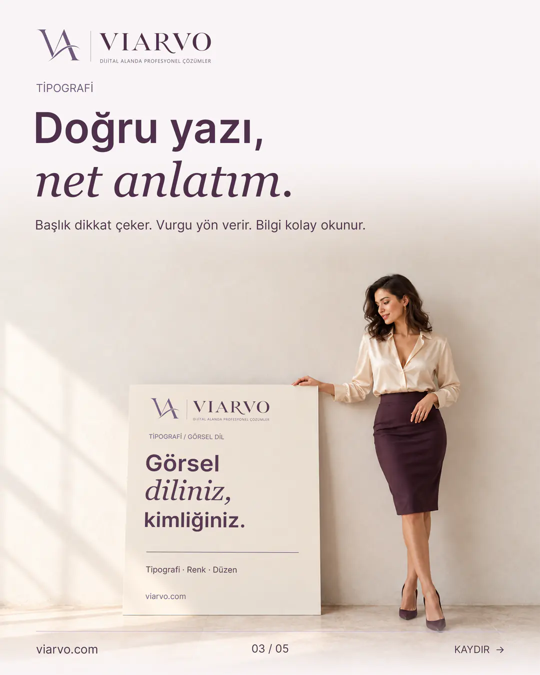 “Doğru yazı, net anlatım.” başlıklı VIARVO sayfası. Krem bluz ve mürdüm etekli yetişkin kadın, üzerinde “Görsel diliniz, kimliğiniz.” yazan büyük krem afişin yanında ayakta duruyor. Sans başlık, serif italik vurgu ve küçük açıklama metni tipografik hiyerarşiyi gösteriyor.