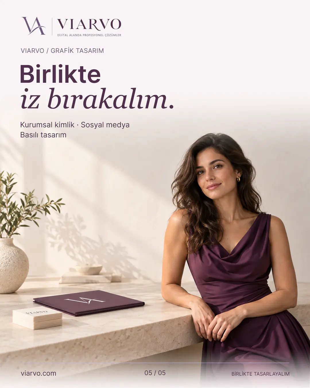 Açık krem stüdyo sahnesi üzerine mürdüm VIARVO logosu ve “Birlikte iz bırakalım.” başlığı yerleştirilmiş. Mürdüm elbiseli yetişkin kadın, VIARVO portfolyo dosyası ve kartvizitlerin bulunduğu taş masaya yaslanıyor. viarvo.com adresi yer alıyor.