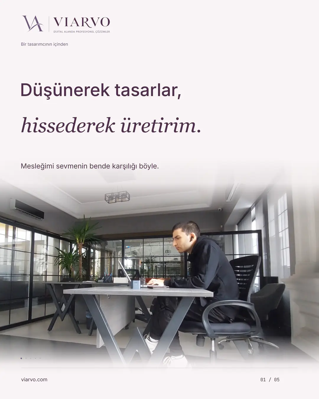 Açık krem alanda Düşünerek tasarlar, hissederek üretirim. sözü ve Mesleğimi sevmenin bende karşılığı böyle. açıklaması. Alt bölümde Ömer Bostancı’nın gerçek ofiste bilgisayar başında çalıştığı fotoğraf doğal ışıkla görünür; fotoğraf yalnız bu slaytta kullanılır.