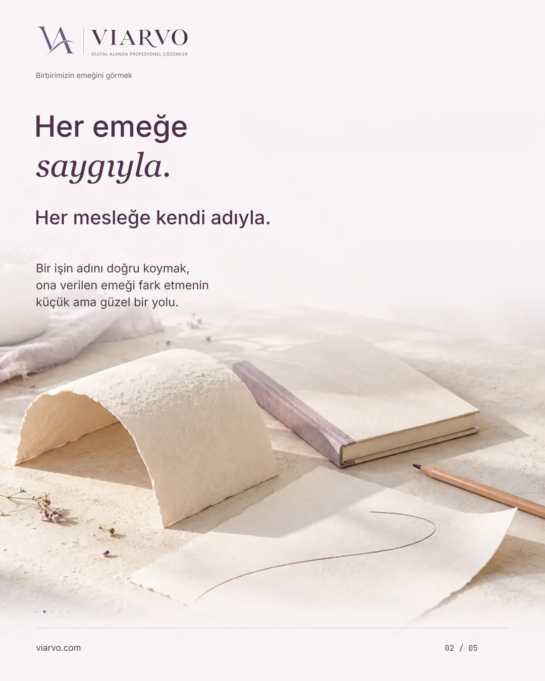 Krem kâğıt kemeri, kumaş kaplı defter, ince bir çizgi, ahşap kalem ve küçük çiçeklerin yer aldığı gün ışıklı malzeme sahnesi. Her emeğe saygıyla. Her mesleğe kendi adıyla. başlığı mesleki emeği tanımayı sıcak bir dille anlatır.