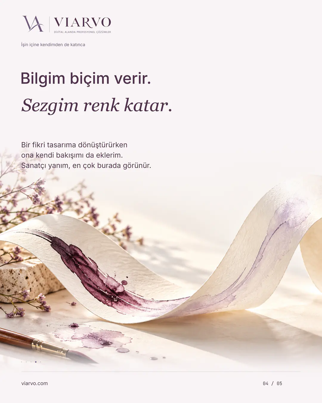 Gün ışığında kıvrılan krem kâğıt boyunca ince mürdüm ve lavanta boya izi. Bilgim biçim verir. Sezgim renk katar. başlığı, kişisel bakışın sanatsal katkısını anlatır.